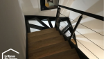Pose des marches en bois de chêne traitées sur l'escalier