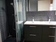 Salle de bain carrelée noire