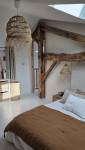 Chambre dans la mezzanine après travaux charpente et renforcement planchers ancienne grange à Pleyben (29190)