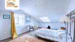 Aménagement de combles à Thyez 74300 en chambre lumineuse avec lit double, déco épurée et puits de lumière – projet La Maison Des Travaux Haute-Savoie.
