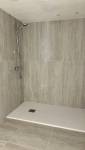 pose faïence travertin 60x120cm rénovation de salle de bain moderne