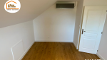La Maison des Travaux Annemasse Bassin Genevois, rénovation chambre cocooning, aménagement chambre sous pente, parquet bois clair chambre, peinture douce intérieure