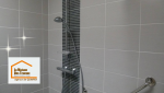Colonne de douche élégante avec robinetterie chrome et bande verticale contrastante pour une finition design.