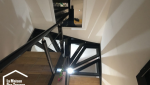 Pose des marches dans un escalier double quart tournant