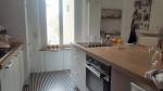 Cuisine blanche avec plan de travail en bois