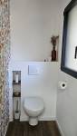 WC près de la salle de bain lors de la rénovation intérieure de la grange à Pleyben (29190)