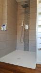 Douche à l'italienne dans une salle de bains