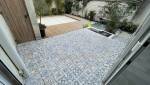 Terrasse béton imprimé décor mosaïque vue de l'intérieur maison à Boissy-leChatel (77169)