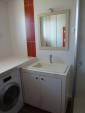 Meuble de salle de bain blanc avec miroir
