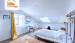 Aménagement de combles à Thyez 74300 en chambre lumineuse avec lit double, déco épurée et puits de lumière – projet La Maison Des Travaux Haute-Savoie.