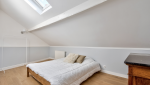 Une magnifique chambre d'amis avec parquet massif sous les combles pour accueillir ses proches