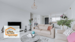 Un salon cosy et lumineux, rénové pour un confort moderne au quotidien.