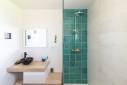 Douche carrelée avec de la faïence vert turquoise