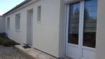 Façade isolée par l’extérieur d’une maison à Hyères, avec enduit clair et menuiseries blanches après rénovation énergétique.