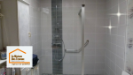 Douche à l’italienne moderne et accessible, parfaitement intégrée dans une salle de bains rénovée à Plonéour-Lanvern.
