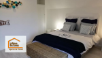 Chambre rénovée avec soin, murs repeints et parquet moderne pour une ambiance élégante et reposante à Vesoul.