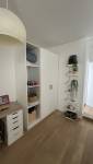  un placard sur mesure et des murs tout en blanc pour otpimiser l'espace - LMDT Yvelines