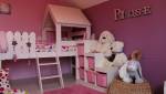 Rénovation d'une chambre pour enfant peinte en rose poudré 