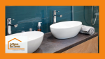 Lavabo poser sur un beau meuble avec un plan de travail noir et des portes affleurantes bois