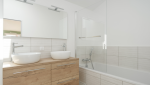 Surélévation d'une maison pour créer un commerce et deux logements à Vertou - Salle de bain avec baignoire