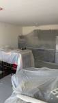 Mise en place des protections de meubles pendant les mises en peintures 