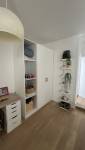  un placard sur mesure et des murs tout en blanc pour otpimiser l'espace - LMDT Yvelines