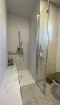 Paroi de douche sur banc et wc