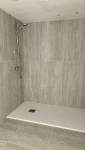 pose faïence travertin 60x120cm rénovation de salle de bain moderne