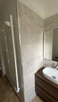 Salle de bain rénovée meuble vasque bois La Maison Des Travaux Ales