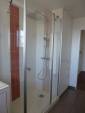 Salle de bain carrelée avec cabine de douche