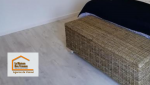 Vue d’ensemble d’une chambre modernisée, avec des murs lisses et lumineux grâce à une préparation minutieuse.