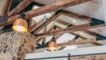 De magnifiques poutres d'une vieille bâtisse dévoilées grâce au plafond cathédrale - Gambais