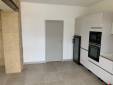 Pose de carrelage sur le sol de cuisine