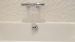 baignoire carrelage texturé blanc