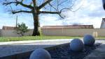 Boules en grès dans un jardin d'une maison résidentiel 