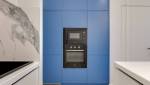 Un bleu flashy pour les façades de cette cuisine rénovée Paris Batignolles