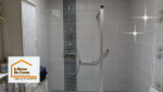 Douche à l’italienne moderne et accessible, parfaitement intégrée dans une salle de bains rénovée à Plonéour-Lanvern.