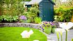 L'abris de jardin est parfaitement intégré au jardin