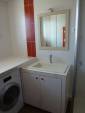 Meuble de salle de bain blanc avec miroir