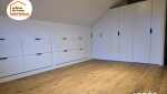  chambre fonctionnelle et cosy, aménagement espace réduit, parquet clair lumineux, peinture naturelle, conseils rénovation chambre