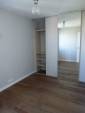 Aménagement de chambre avec placard haut