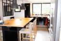 Cuisine noire et plan de travail bois