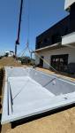 Mise en place de la piscine coque polyester par grutage
