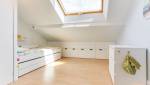 Des murs clairs, un joli parquet et des rangements dans cette chambre , dans le Grésivaudan