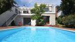 Une piscine et sa terrasse bois près de Vinay eau bleue