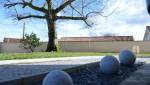 Boules en grès dans un jardin d'une maison résidentiel 