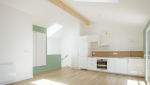 Surélévation d'une maison pour créer un commerce et deux logements à Vertou - Pièce principale avec cuisine