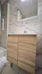 Salle de bains effet marbre et son meuble bois