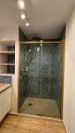 Douche à l’italienne avec finitions dorées et carrelage bleu – Paris 17