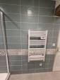 Rénovation de salle de bain avec faïence colorée et radiateur sèche-serviettes - Saint Denis en Bugey 01500